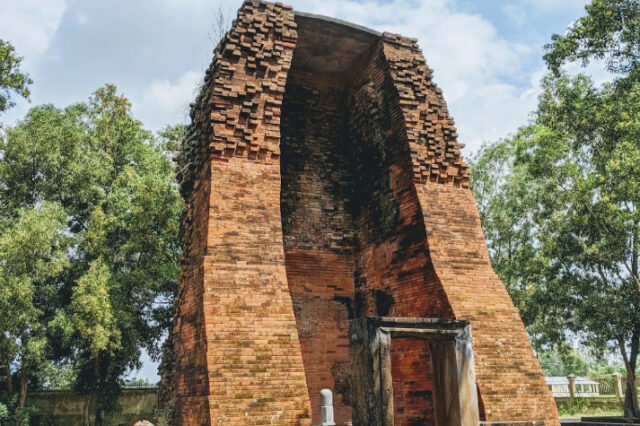 2. Tháp cổ Vĩnh Hưng - nguồn thamhiemmekong.com