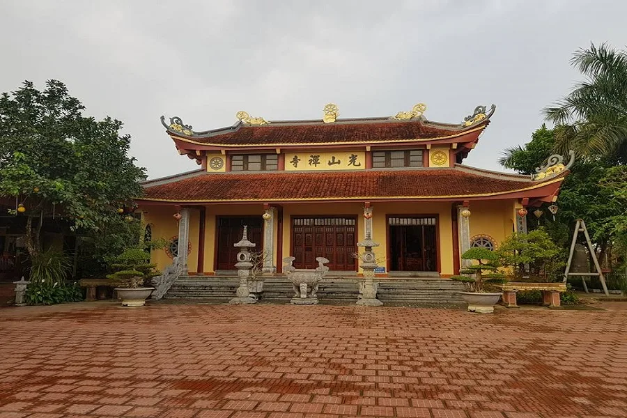 KHUNG CẢNH YÊN BÌNH BÊN TRONG KHUÔN VIÊN CHÙA QUẢNG SƠN