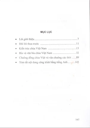 Kiến trúc chùa với bia đá và chuông đồng