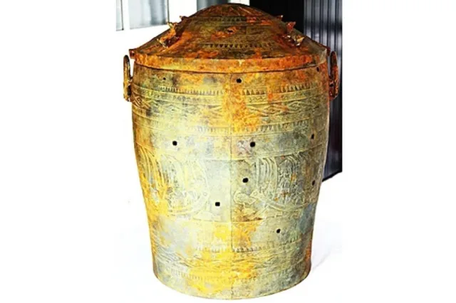 Thạp đồng Hoàng Long