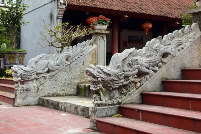 Đôi rồng đá thành bậc đình Trích Sài
